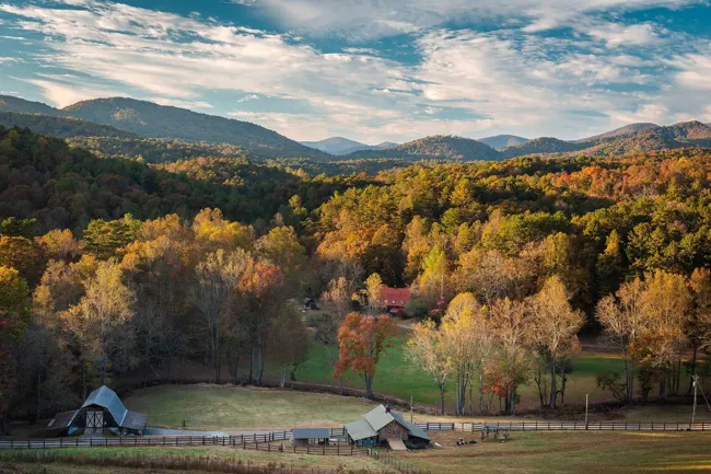 Roo Mountain vineyard and mountain landscape in autumn